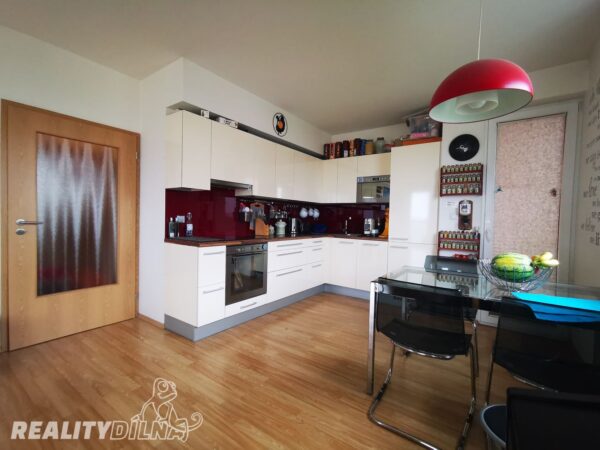 Byt 2kk + velký balkon, lodžie a garážové stání