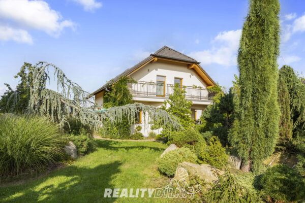 Rodinný dům 6+1, s garáží (310 m2), krytým stáním a velkou zahradou (807 m2)