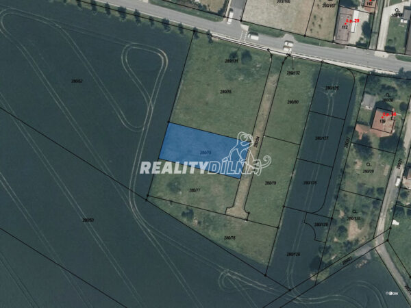 Stavební pozemek 900 m² v obci Zlatá – klidné místo s perfektní dostupností do Prahy